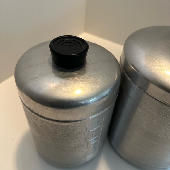 Vintage Nesting Metal Mid-Century Kitchen Canisters, Flour, Coffee, Tea - Picture 3 of 8